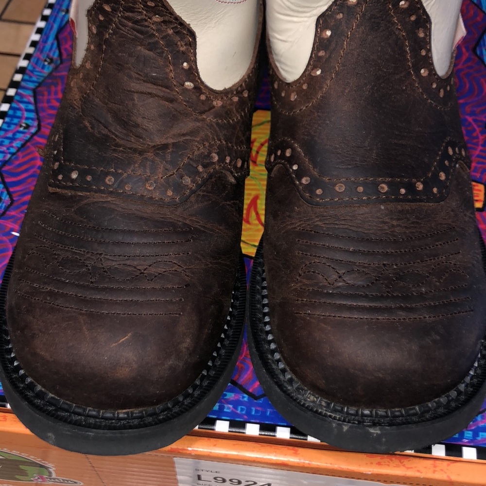 Justin Gypsy Short Square Toe Boots, size 9 - Picture 2 of 7